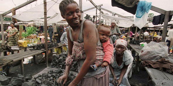 Vente de charbon sur un marché de Kinshasa.