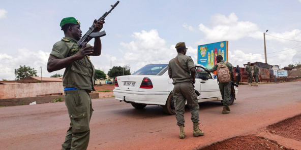Des soldats bloquent les accès à Kati, à 15 km de Bamako, quelques heures après qu'y a éclaté une mutinerie, le 18 août 2020.