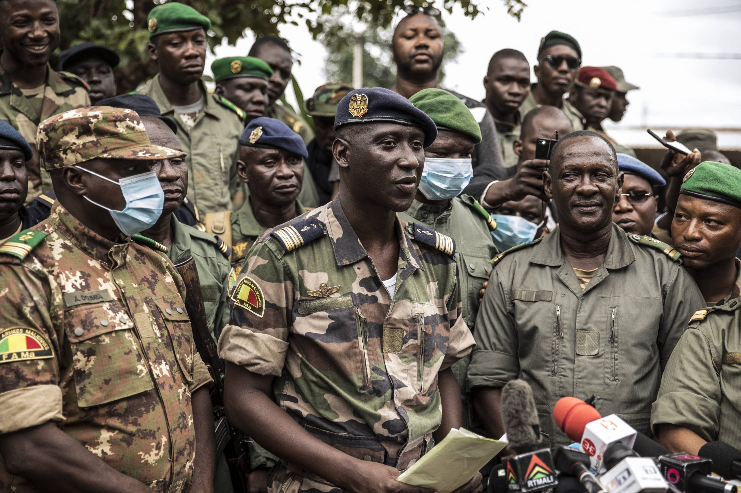 Le colonel-major Ismaël Wagué, porte-parole du CNSP, au centre, lors d’un point presse au camp de Kati, le 19 août 2020.