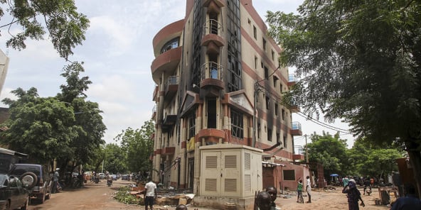 Un bâtiment appartenant à l’ancien ministre malien de la Justice partiellement incendié, à Bamako, le 19 août 2020.