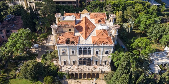 Une vue aérienne du palais Sursock, lourdement endommagé par la double explosion survenue à Beyrouth, au Liban.