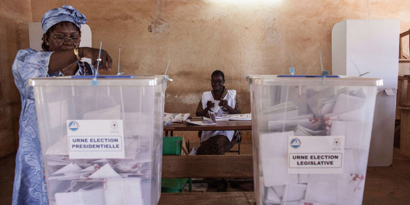Dans un bureau de vote à Ouagadougou, lors du scrutin présidentiel du 29 novembre 2015.