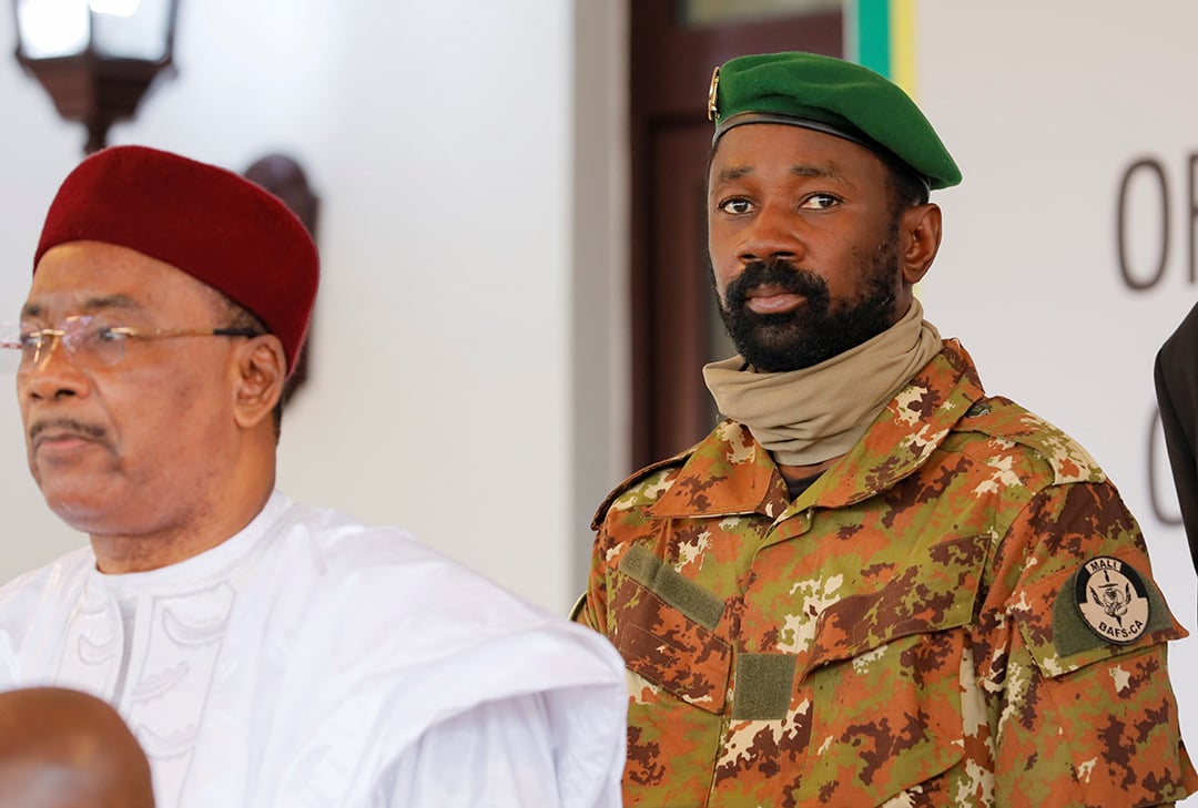 Assimi Goïta, derrière le président nigérien, Mahamadou Issoufou, à Accra, le 15 septembre 2020. © REUTERS/Francis Kokoroko