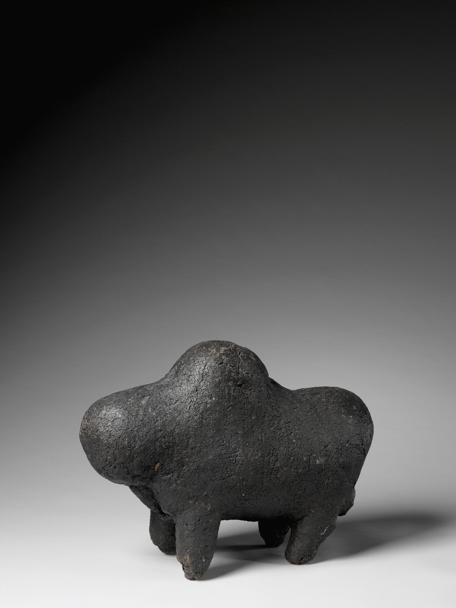 Le boli était conservé dans un sanctuaire de la société initiatique dite Kono. L’animal représenté serait un hippopotame ou un cheval.