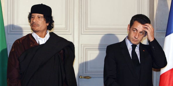 Mouammar Kadhafi et l'ex-président français Nicolas Sarkozy, à l'Élysée en 2007.