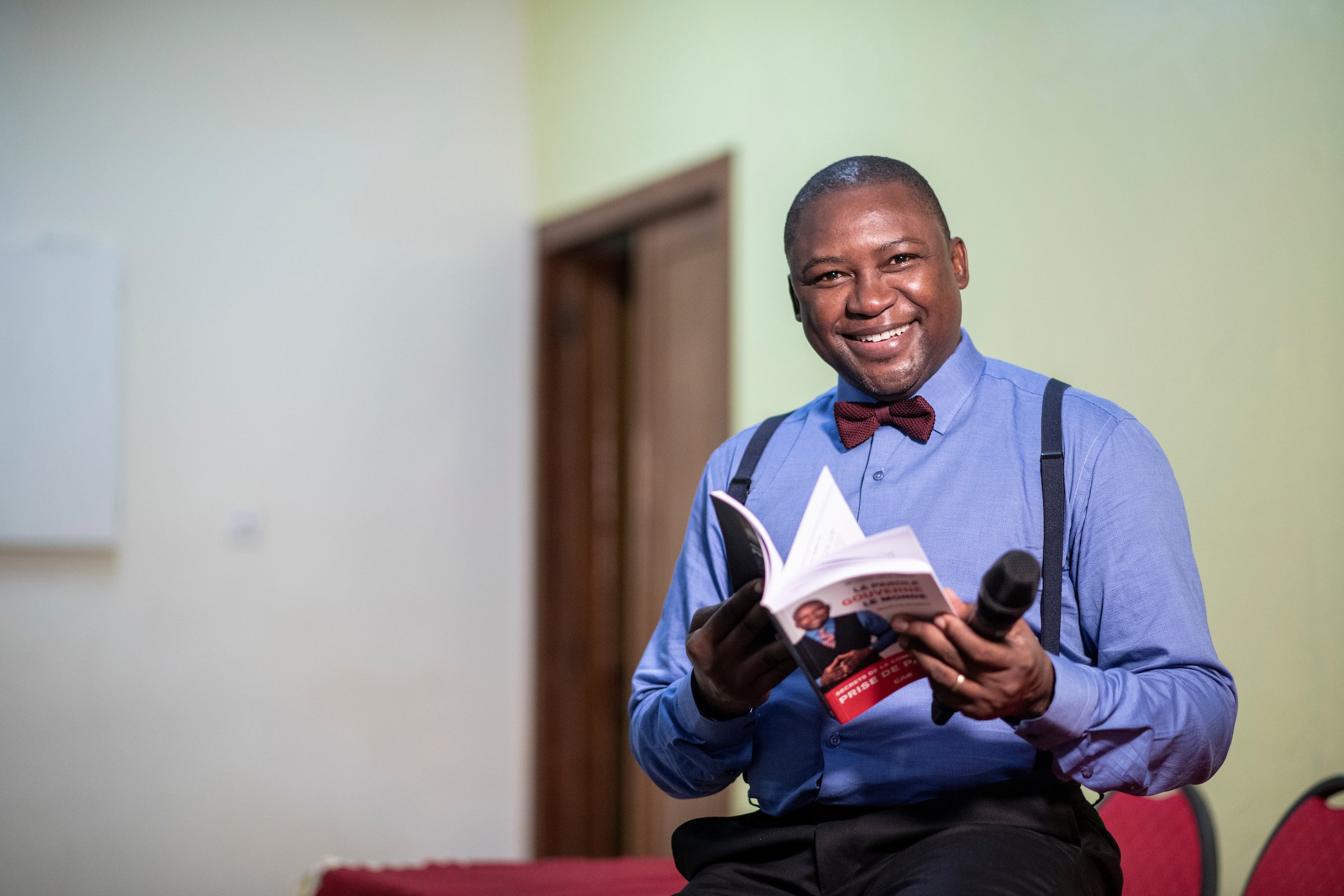 Le Sénégalais Cheikh Diallo, auteur de l’ouvrage « La parole gouverne le monde : Secrets de la prise de parole », dans ses bureaux à Dakar.