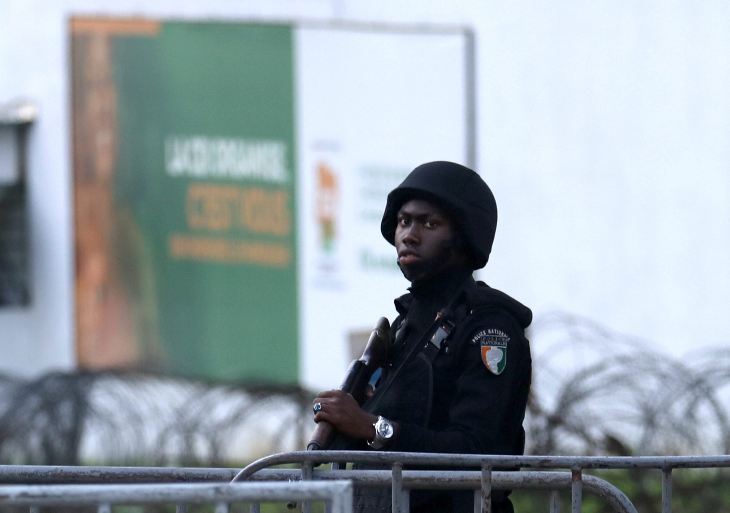 Un membre des forces de sécurité ivoiriennes monte la garde près de la Commission électorale, le 1er novembre à Abidjan. © REUTER/Luc Gnago
