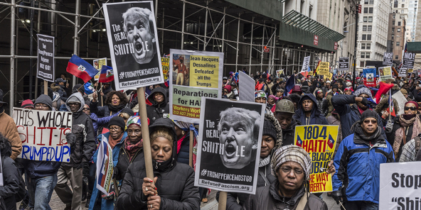 Manifestation, le 19 janvier 2018 à New York, en réponse au président Donald Trump, qui avait qualifié Haïti, le Salvador et certains pays d’Afrique de « pays de merde ».