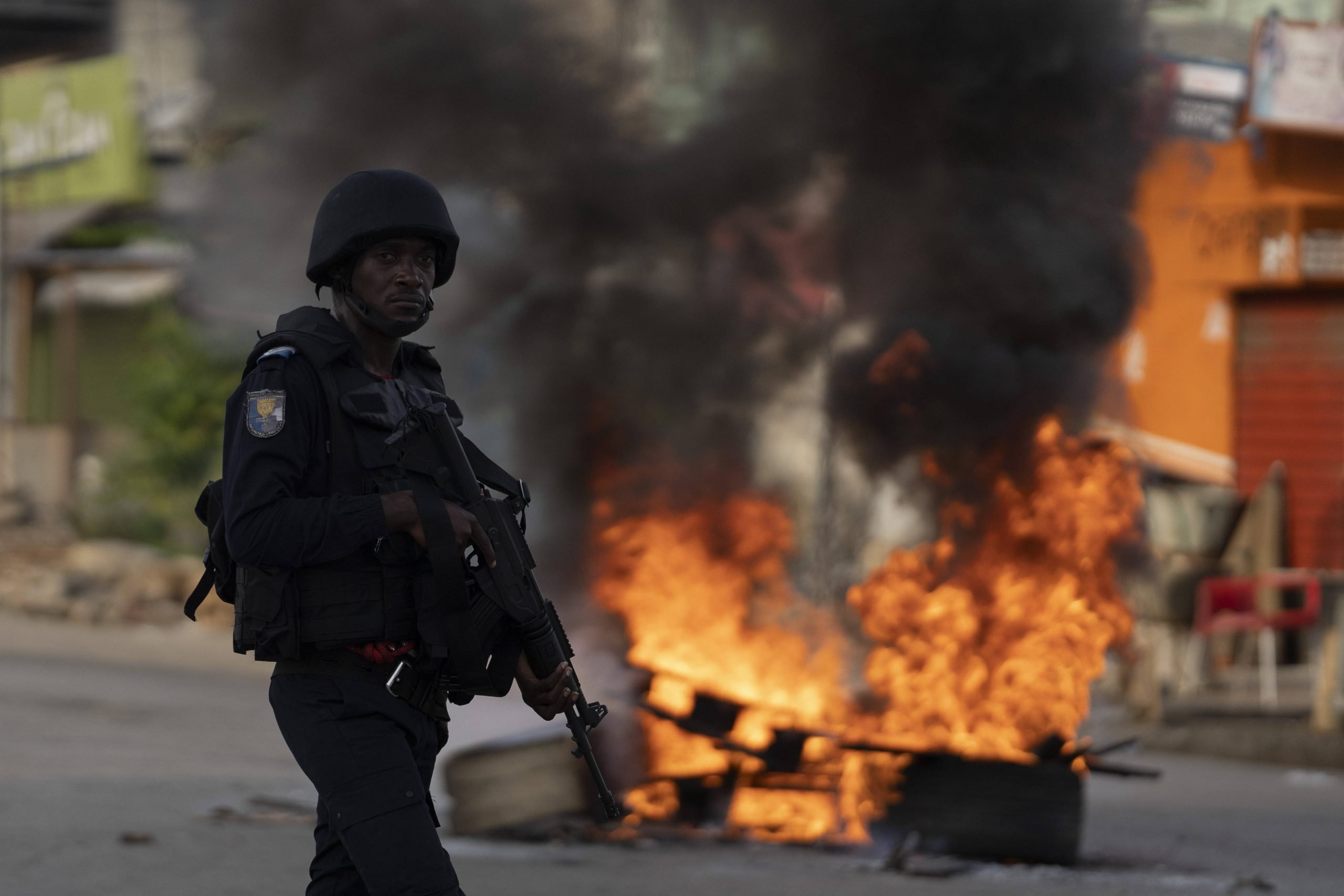 Un policier devant une barricade, à proximité du domicile d'Henri Konan Bédié encerclé par les forces de l'ordre, le 3 novembre 2020.