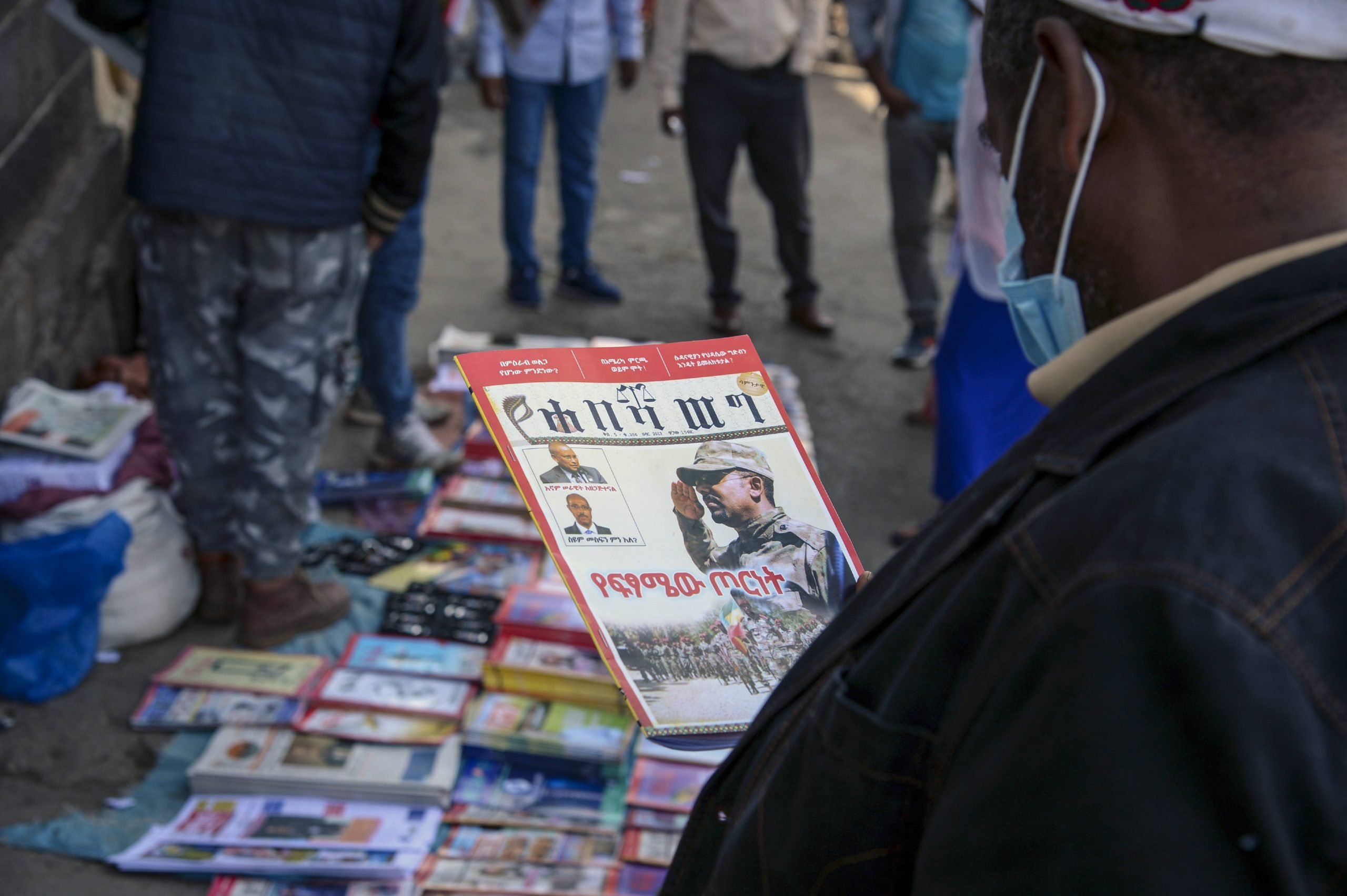 Les une de la presse éthiopienne évoquant les hostilités dans la région du Tigré, à Addis-Abeba, le 7 novembre 2020. © Samuel Habtab/AP/SIPA