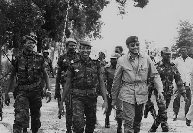 Jerry Rawlings, aux côtés de Thomas Sankara et de Blaise Compaoré (à gauche), en septembre 1983 lors d'une visite officielle du président ghanéen en Haute Volta.