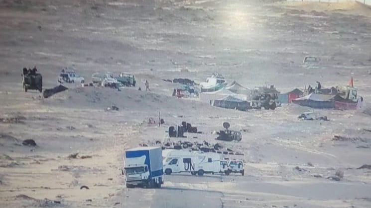 Les convois de la Minurso s'éloignant du campement du Polisario.