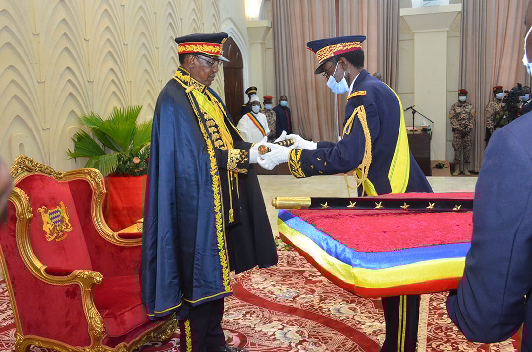 Le 11 août, jour du 60e anniversaire de l’indépendance du pays, Idriss Déby Itno reçoit à l’Assemblée nationale les insignes de maréchal du Tchad.