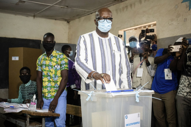 Présidentielle au Burkina : un vote dans le calme, l'opposition dénonce des tentatives de fraude