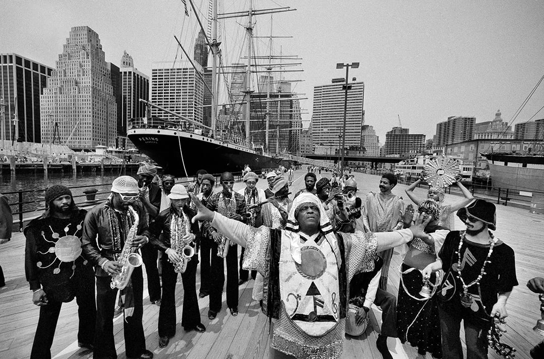Le Sun Ra Arkestra dans le port maritime de South Street, à New York, en 1980.