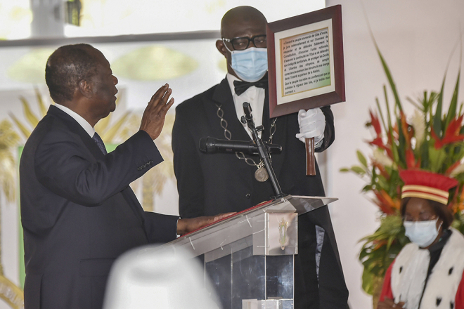 Alassane Ouattara prête serment et invite l'opposition au dialogue