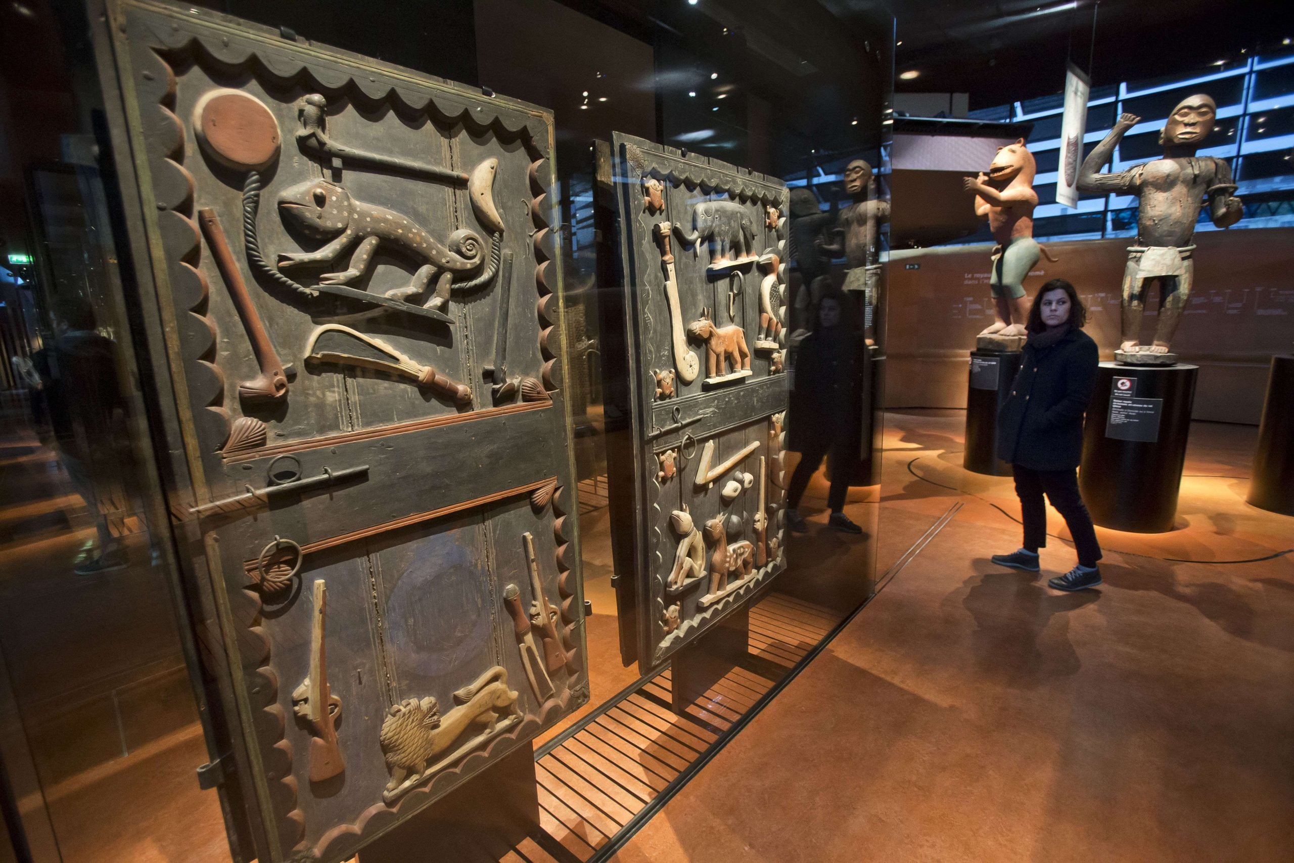 Les portes du palais du roi Gélé, de l’ancien Dahomey, exposées au musée du Quai Branly, à Paris.
