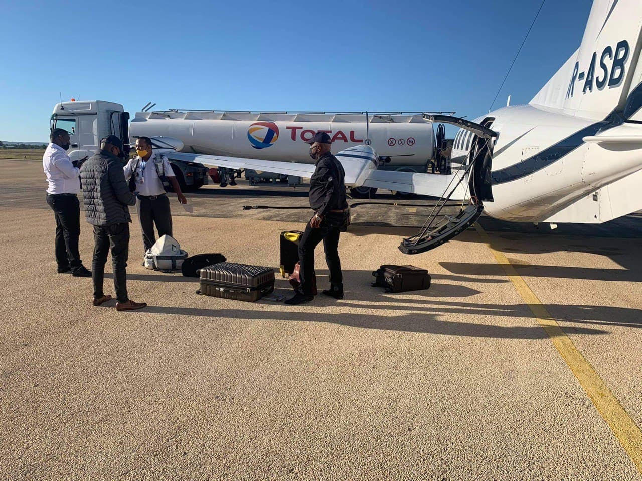 Les contrebandiers d’or présumés sont contrôlés par la douane, sur l’aéroport de Tuléar, avant le vol à destination de Johannesburg, le 31 décembre 2020.