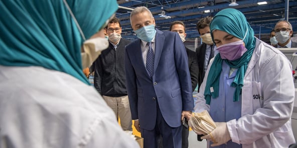Moulay Hafid Elalamy dans une usine marocaine produisant des masques, le 10 avril 2020.