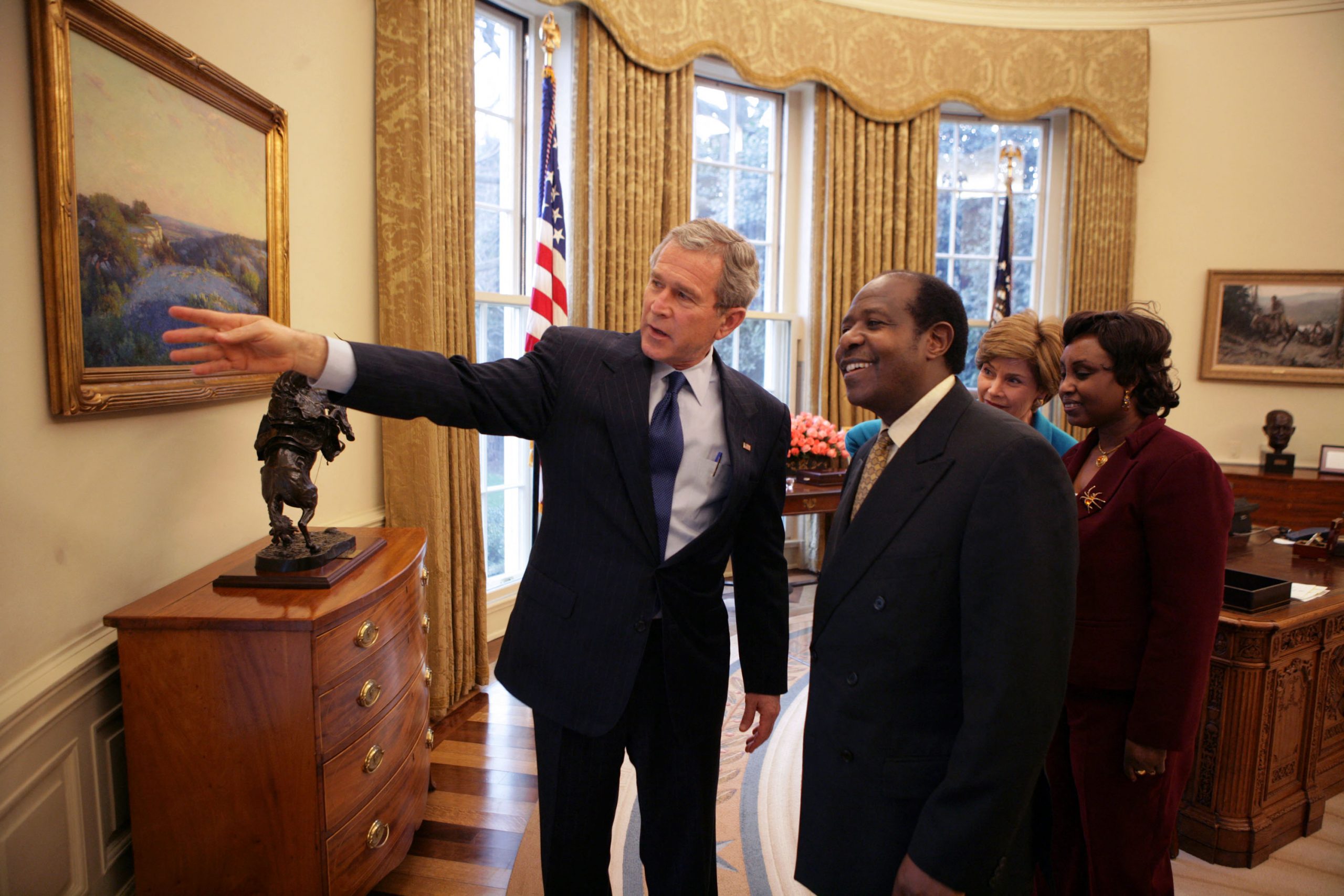 Le président américain George W. Bush rencontre Paul Rusesabagina à la Maison Blanche, le 17 février 2005.