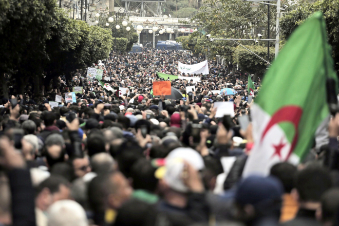 Hirak : à Alger, les manifestants défient le pouvoir