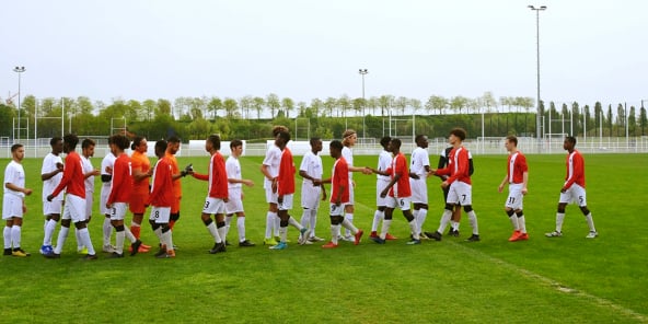 Les jeunes accompagnés par SearchYourTeam rencontrent l’équipe du Paris FC, à Paris en 2019.