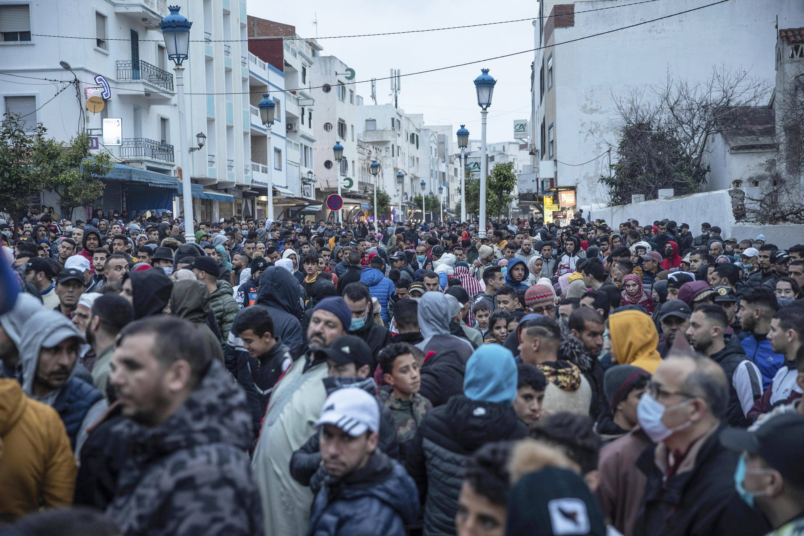 Manifestions contre la situation économique et la fermeture des frontières avec l’enclave espagnole de Ceuta, dans la ville de Fnideq, dans le nord du Maroc, vendredi 26 février 2021.