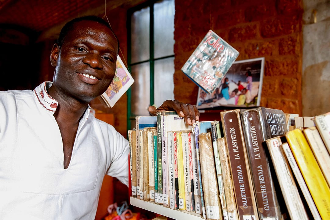 Simon Nacoulma, directeur de l’ONG Nazemse, dans la bibliothèque de Ouagadougou, Burkina Faso.