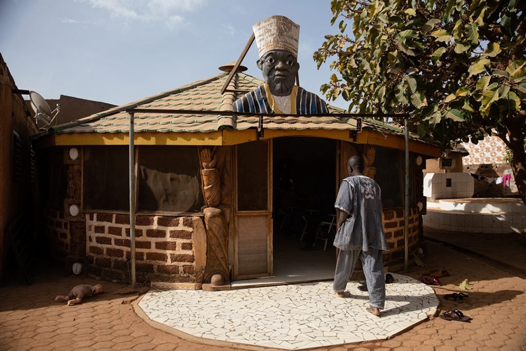 Le portail du Wemba Ligdi est toujours ouvert.