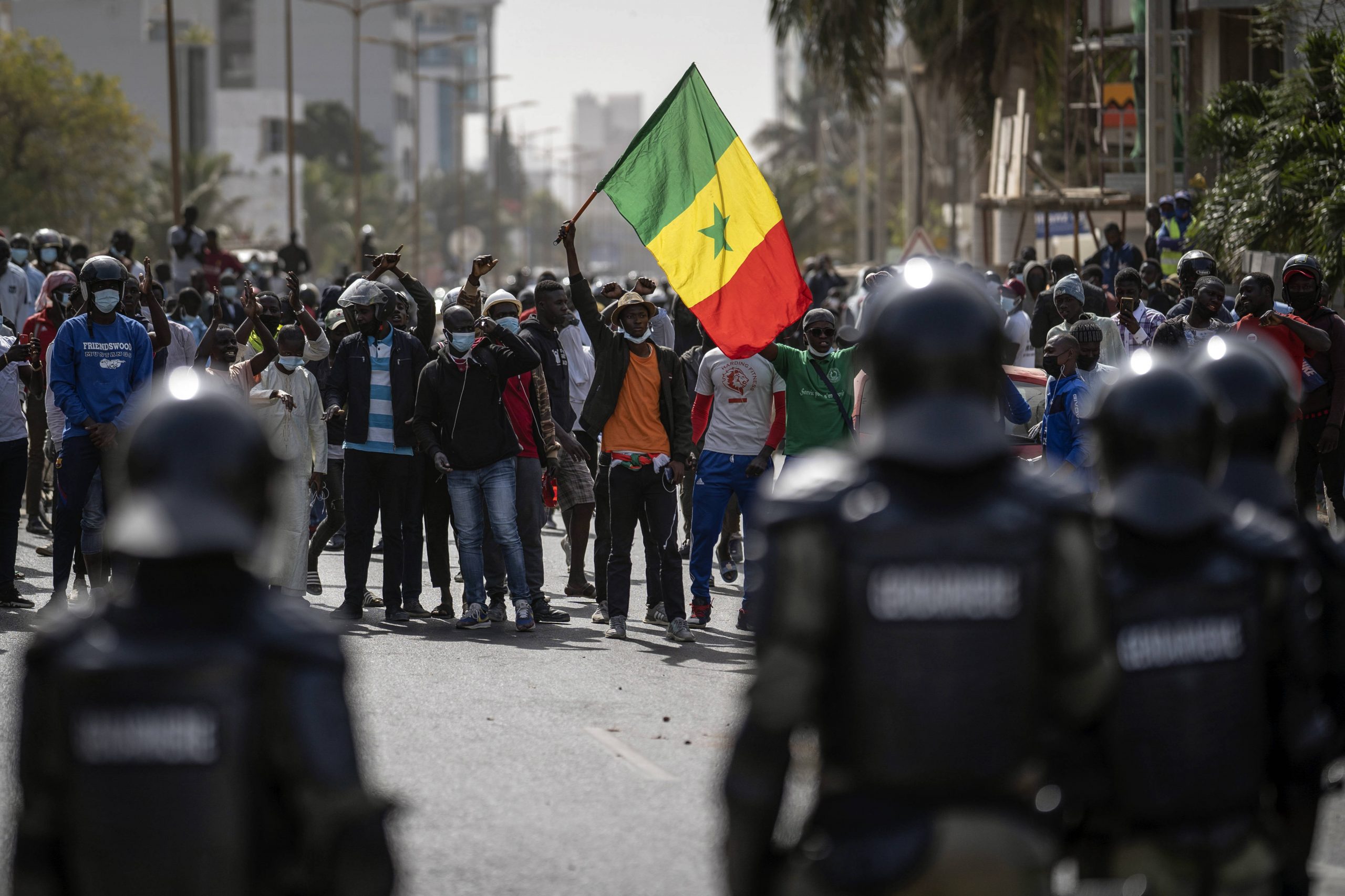 Un manifestant agite un drapeau sénégalais lors d’une manifestation de soutien à Ousmane Sonko, le 3 mars à Dakar.