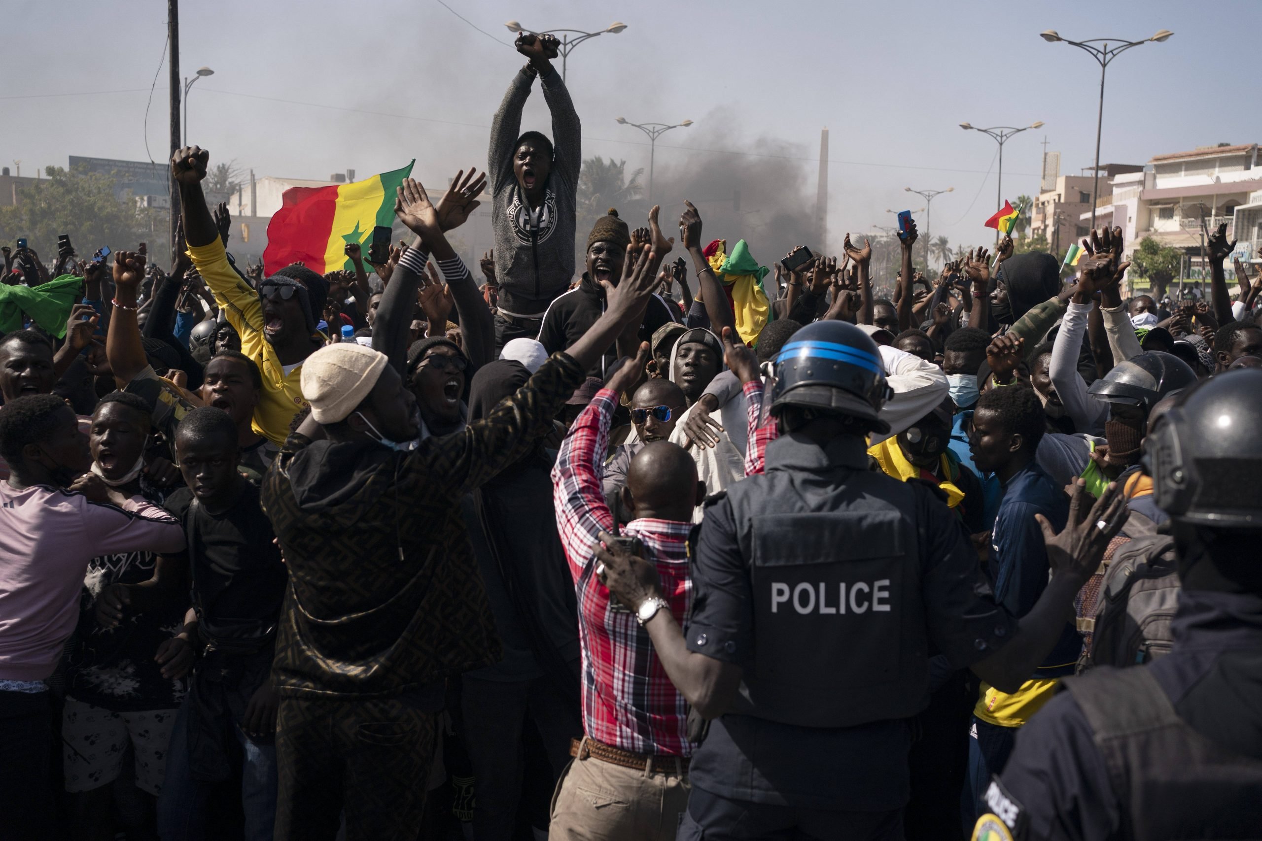 Des manifestants font face aux forces de l’ordre, le 8 mars à Dakar.