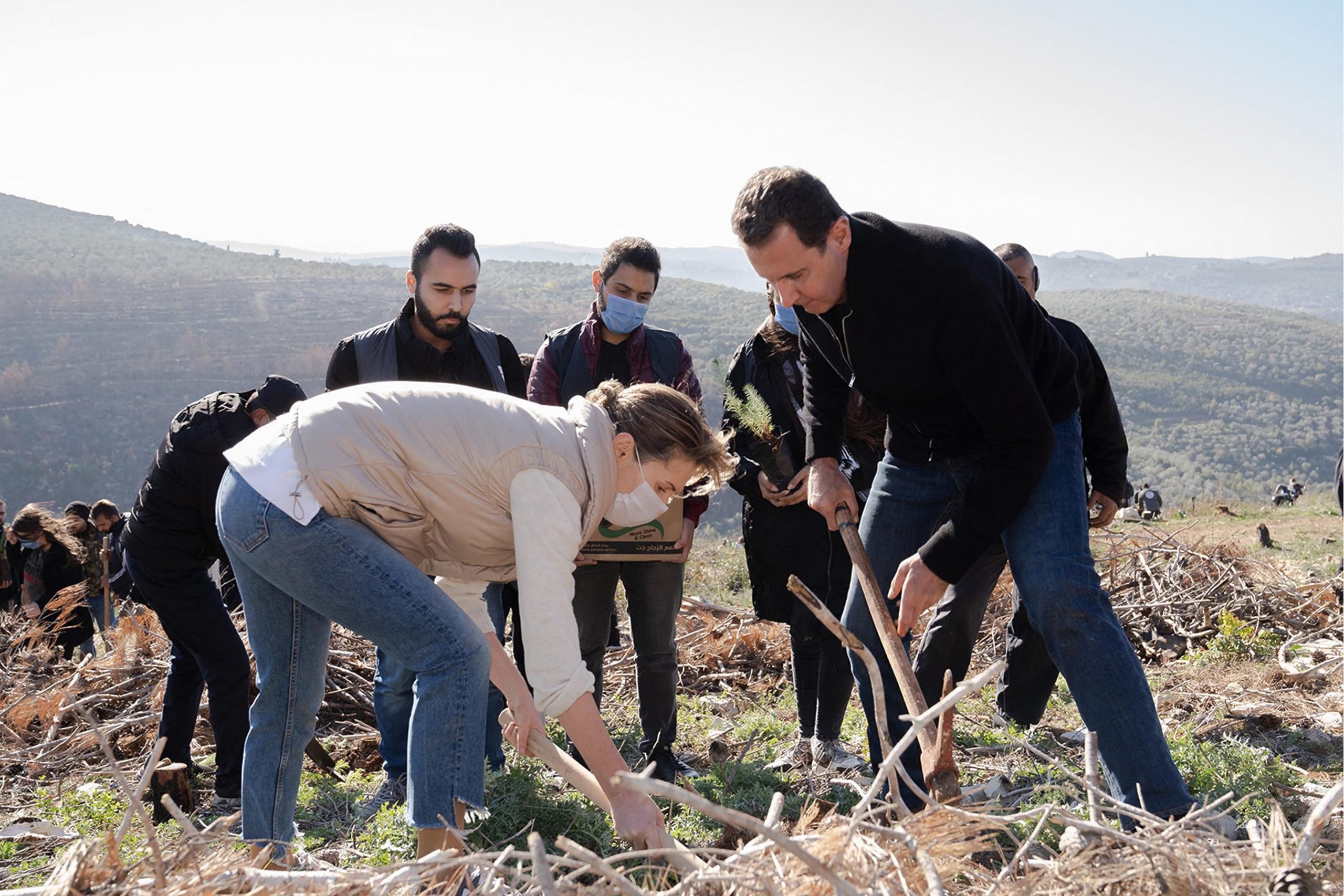 Le couple présidentiel participe à une campagne de reboisement à Harsh al-Tufaha, dans l’ouest de la Syrie, le 30 décembre 2020.