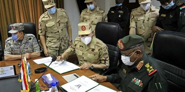 Le chef d’état-major égyptien Mohammed Farid et son homologue soudanais Mohamed Othman al-Hussein, à Khartoum, au Soudan, le 2 mars 2021.