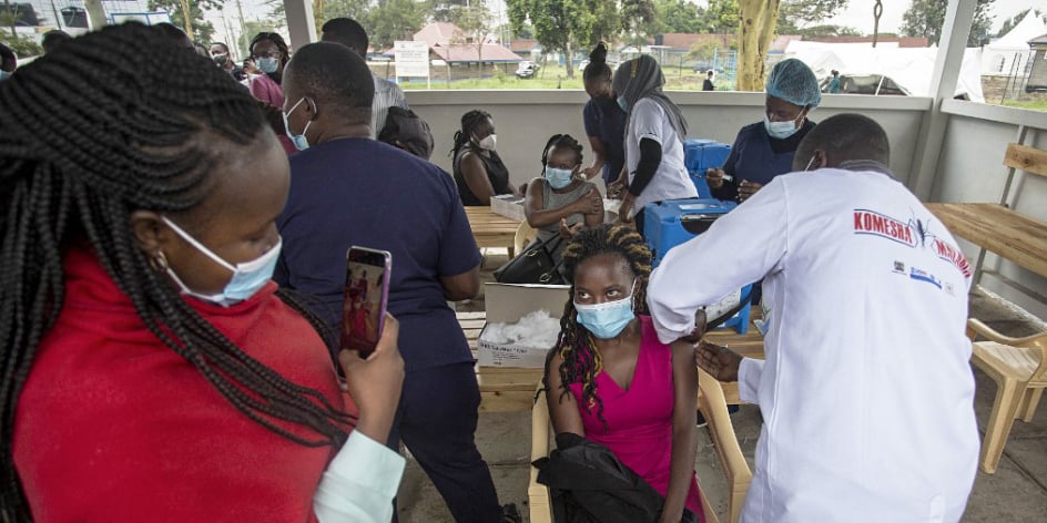 Séance de vaccination contre le Covid-19 à l’hôpital Mbagathi de Nairobi, au Kenya, le 12 avril.