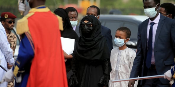 Hinda Déby Itno tenant par la main l’un de ses fils, le 23 avril 2021, lors des obsèques de son époux Idriss Déby.