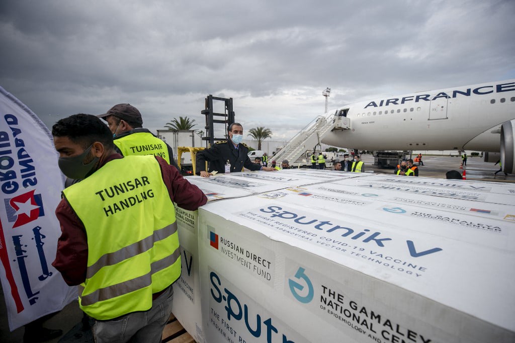 30 000 doses de vaccin russe contre le coronavirus Sputnik V arrivent à l’aéroport de Carthage à Tunis, Tunisie, le 9 mars 2021.
