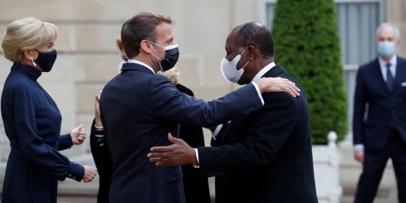 Emmanuel Macron et Alassane Ouattara, le 17 mai 2021 avant le diner officiel des chefs d’État, à l’Élysée.