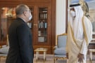 L’émir du Qatar Cheikh Tamim bin Hamad al-Thani rencontre le Premier ministre de Tunis Hichem Mechichi (L) à Doha, au Qatar, le 31 mai 2021.