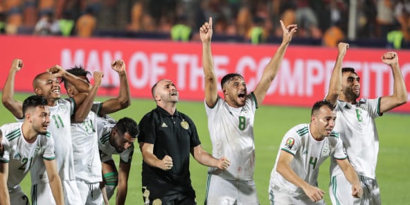 L’équipe algérienne et son entraîneur lors de leur victoire en finale de la Coupe d’Afrique des Nations 2019 face au Sénégal.