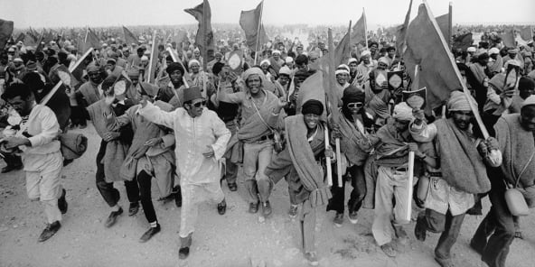 Le 6 novembre 1975, 350 000 Marocains lancent la Marche verte vers le Sahara occidental.Cela conduit au départ des Espagnols, à la restitution d’une partie du Sahara au Maroc et à la Mauritanie.