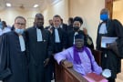 Amadou Vamoulké avec ses avocats.