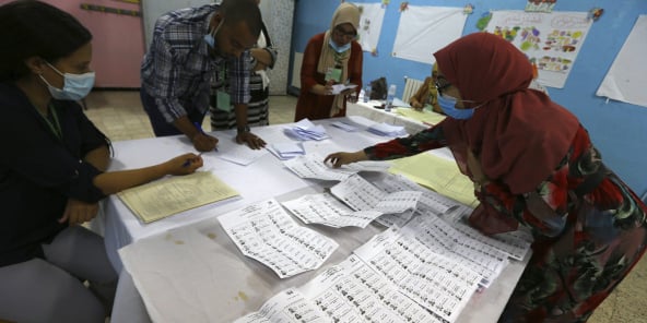 Dans un bureau de vote à Alger, lors des élections législatives en Algérie, le 12 juin 2021.