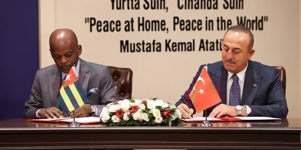 Les ministres turc et togolais, à Ankara le 2 juin.