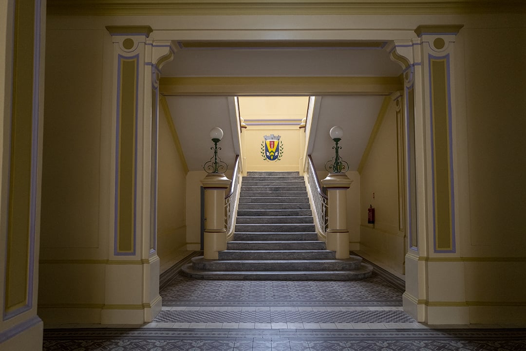 Visite de la mairie de Dakar en compagnie de Mamadou Berthé, l’architecte chargé de sa restauration.