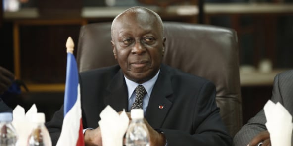 Charles Gomis, le 10 mai 2014, lors de la visite du ministre français des Armées, Jean-Yves Le Drian, à Abidjan.