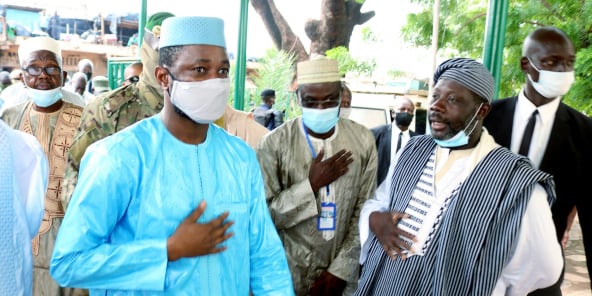 Assimi Goïta, le chef de l’État malien, arrive à la Grande Mosquée de Bamako pour la prière, quelques instants avant d’être la cible d’une tentative d’assassinat, le 20 juillet 2021.