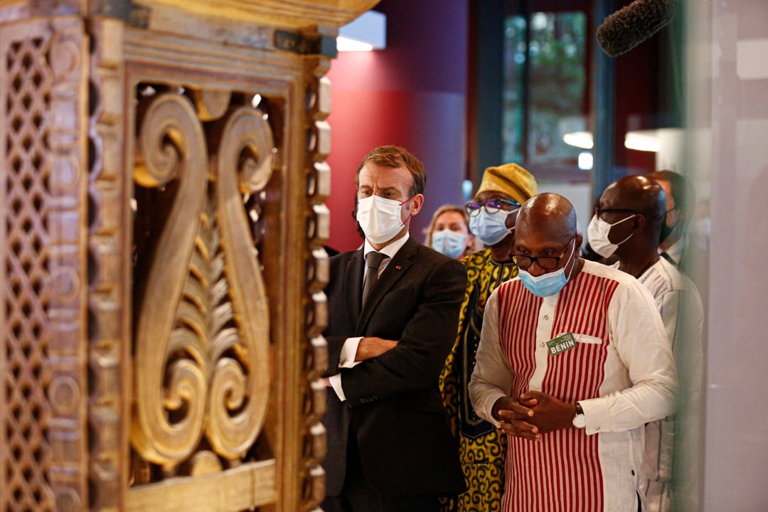 Cérémonie pour la restitution de 26 œuvres des trésors royaux d’Abomey à la République du Bénin, au Musée Quai Branly – Jacques Chirac, à Paris, le 27 octobre 2021.