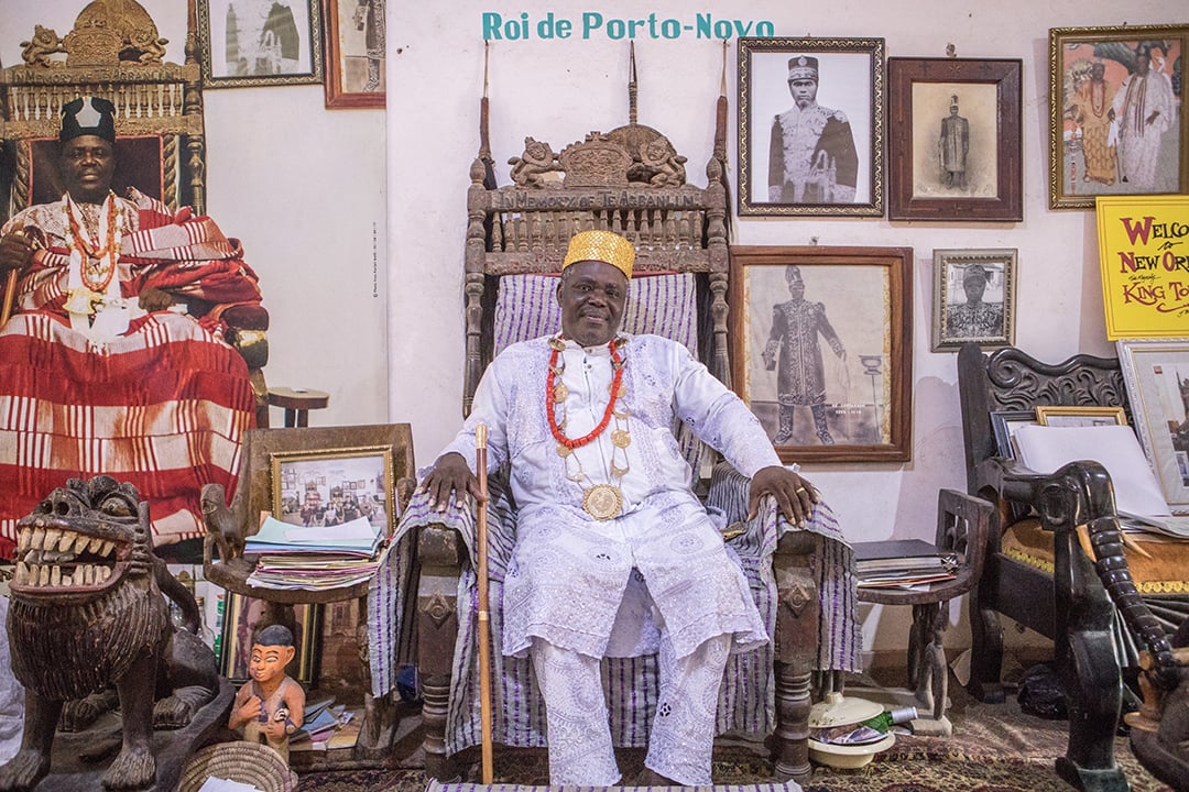 Sa majesté Gueze Ayontinmè Toffa IX dans son palais, à Porto-Novo. © Yanick Folly pour JA