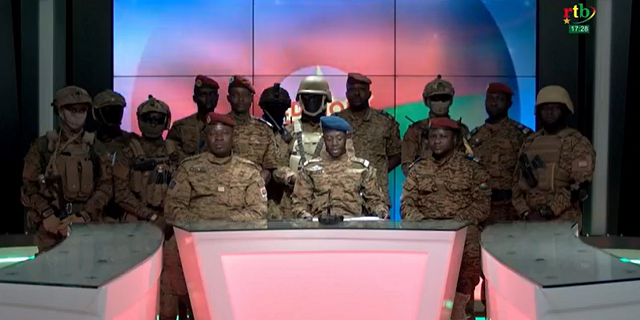 Capture d’écran des militaires burkinabè lisant la déclaration annonçant la dissolution du gouvernement et de l’Assemblée nationale, le lundi 24 janvier 2022.