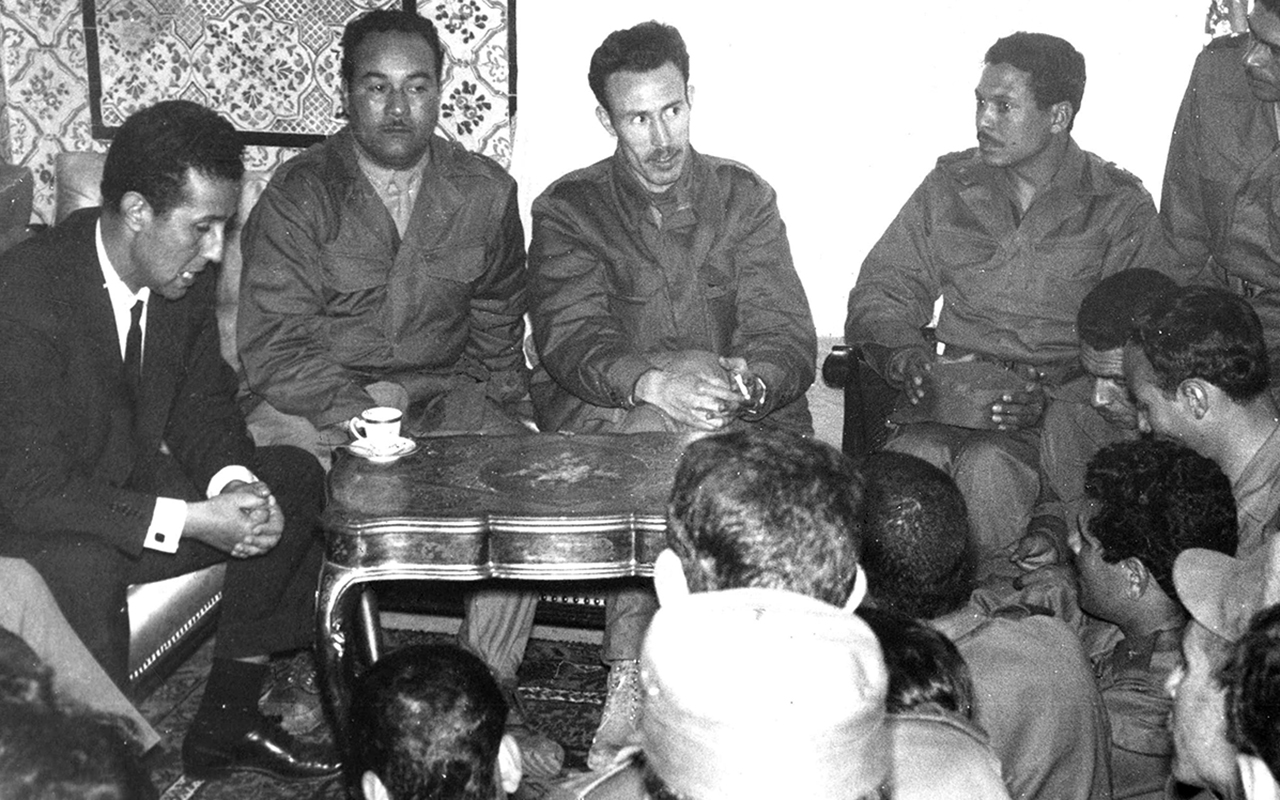 Ahmed Ben Bella (à g.), vice-président du GPRA, et le colonel Houari Boumédiène (au centre), chef d'état-major général de l'ALN, entouré de ses adjoints, au siège du GPRA, à Tunis, en mars 1962. &copy; Archives Jeune Afrique